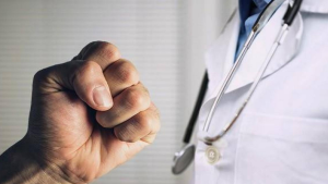 عمادة الأطباء: الاعتداءات داخل المستشفيات تجاوزت الخطوط الحمراء