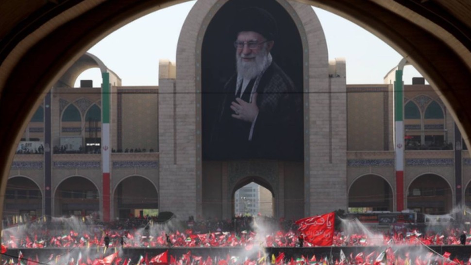 حشود في صلاة الجنازة على خامنئي... واستمرار غياب مجتبى