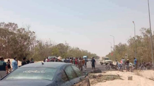 قبلي: محتجون يغلقون الطريق بين قبلي ودوز احتجاجًا على انقطاعات الكهرباء والماء
