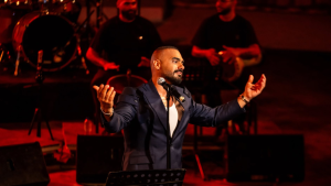 جوزيف عطية يكتب فصلًا جديدًا في مسيرته الفنية من مسرح الحمامات