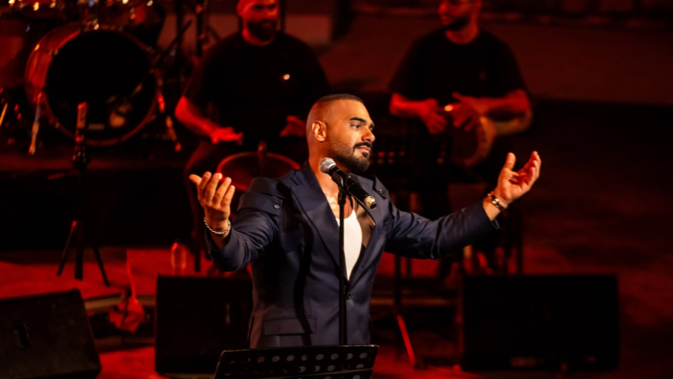 جوزيف عطية يكتب فصلًا جديدًا في مسيرته الفنية من مسرح الحمامات