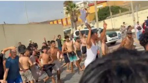 آلاف المغاربة يعبرون سيرا الى سبتة