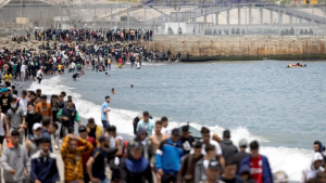 الداخلية ‌الإسبانية: نحو 49 ألف مهاجر دخلوا إلى سبتة في الساعات 24 الماضية