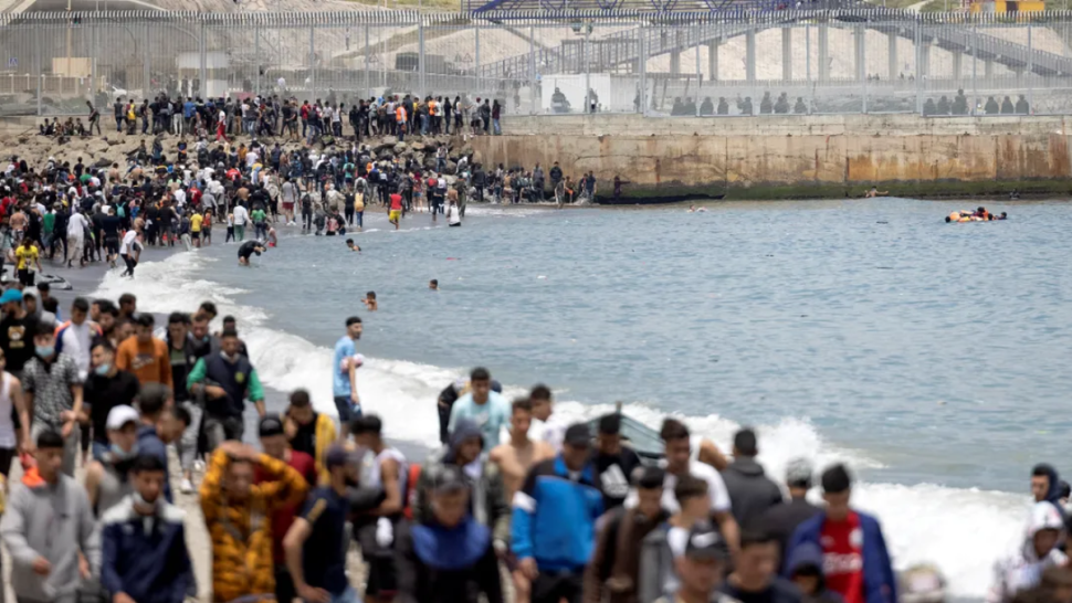 الداخلية ‌الإسبانية: نحو 49 ألف مهاجر دخلوا إلى سبتة في الساعات 24 الماضية
