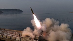 كوريا الشمالية تطلق صاروخاً باليستياً قبل تدريبات كبيرة بين واشنطن وسيول