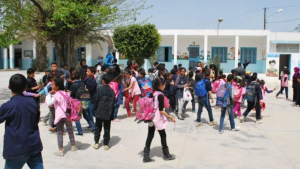 بنزرت: أولياء تلاميذ ابتدائي يحتجون على نقل أبنائهم إلى مدرسة إعدادية بعد غلق مدرستهم