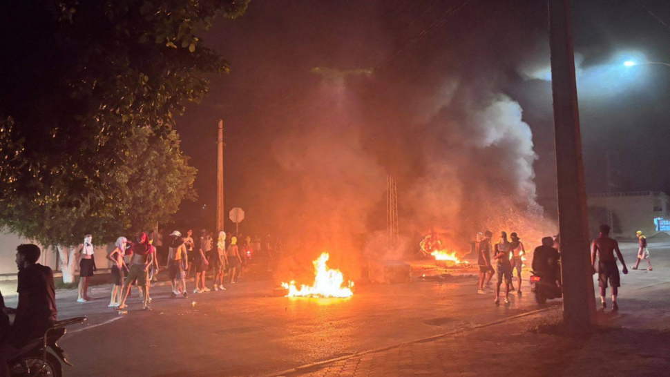 المنستير: غلق الطريق الرئيسية بالساحلين احتجاجا على انقطاعات الماء والكهرباء