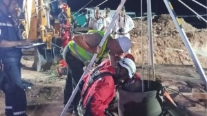 الجزائر: سباق مع الزمن لإنقاذ الطفل أيوب العالق في البئر