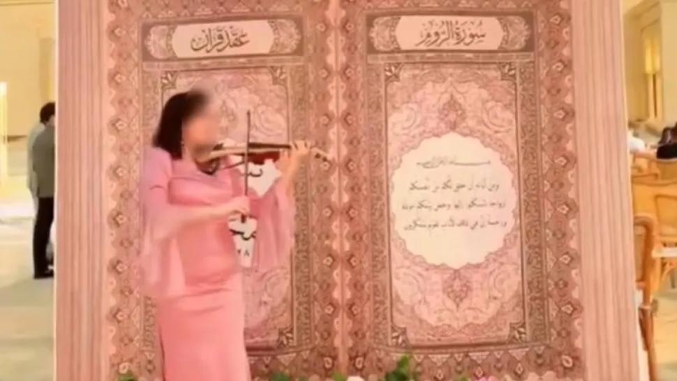 موسيقى وآيات قرآنية.. عقد قران في مسجد بمصر يثير جدلا واسعا