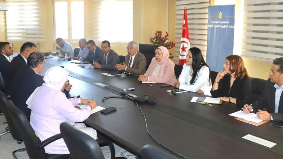 وزارة التشغيل: تكوين فريق عمل لإيجاد حلول لمشاغل قطاع النسيج والملابس