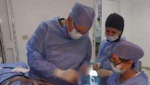 مستشفى الحبيب بوقطفة ببنزرت: نجاح أول عملية لإعادة بناء الحفرة القحفية الأمامية وترميم عظام الوجه