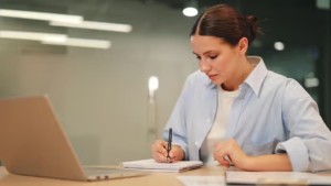 دراسة تكشف تأثير التوتر المهني على جودة حياة النساء العاملات في القطاع الخاص بتونس