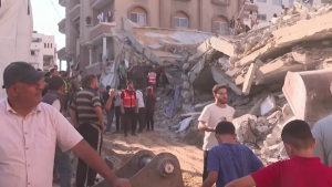 غزة: وفاة 11 وفقدان العشرات إثر انهيار عمارة سكنية تؤوي نازحين