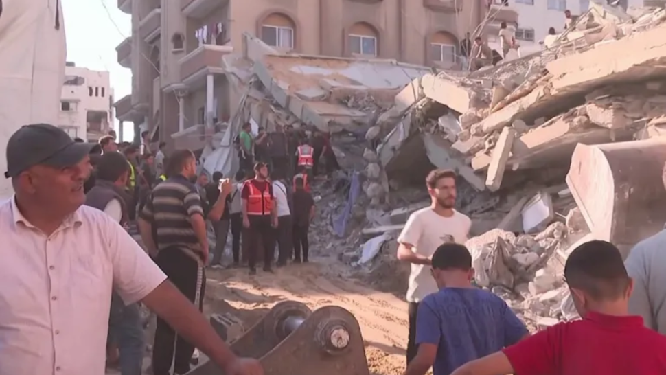 غزة: وفاة 11 وفقدان العشرات إثر انهيار عمارة سكنية تؤوي نازحين