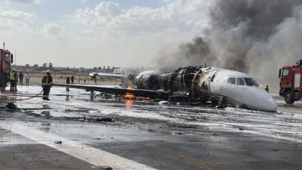 ليبيا: حبس قائد طائرة ومساعده بعد تحطمها بمطار مصراتة.. والسبب صادم