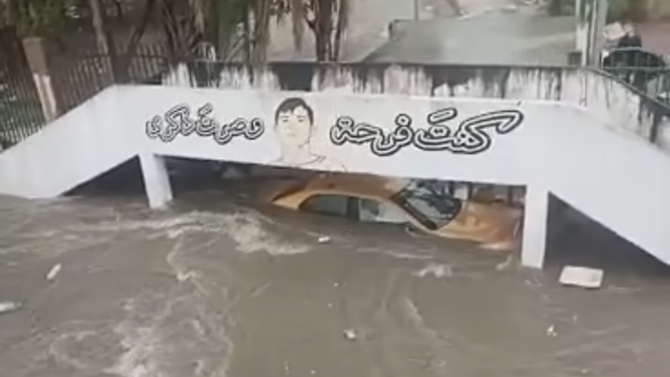 أمطار غزيرة بحي التضامن: إنقاذ سائق سيارة أجرة وطفل من الغرق