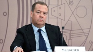 مدفيديف: العقوبات الأميركية تستدعي «ردعاً عسكرياً» من روسيا