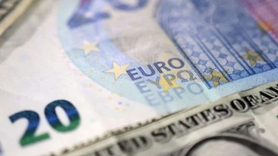 اليورو يهبط إلى أدنى مستوى في 17 شهراً