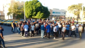 قابس : عدد من سواق التاكسي ينفذون وقفة احتجاجية أمام مقر الولاية