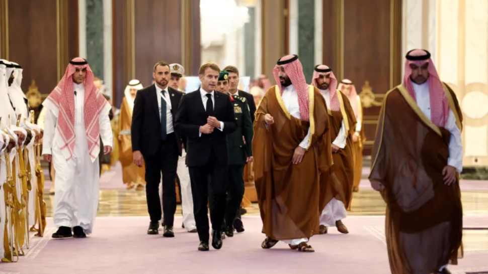 ماكرون يختتم جولته الخليجية بزيارة "مفاجئة" للسعودية