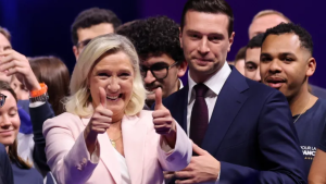 لوبان تدشن حملتها للرئاسيات الفرنسية وتعلن تمسّكها بجوردان بارديلا