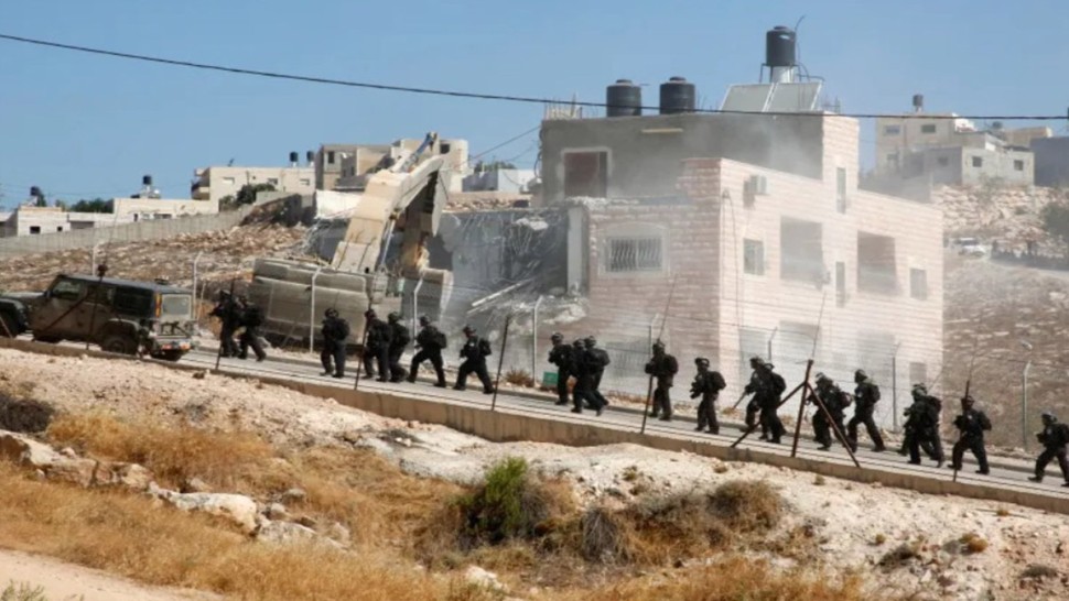لليوم الرابع: الاحتلال يواصل عملياته العسكرية بالخليل ونزوح 2649 فلسطينيا
